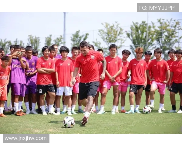 足球球星最晚训练时间揭秘他们如何通过加练保持巅峰状态